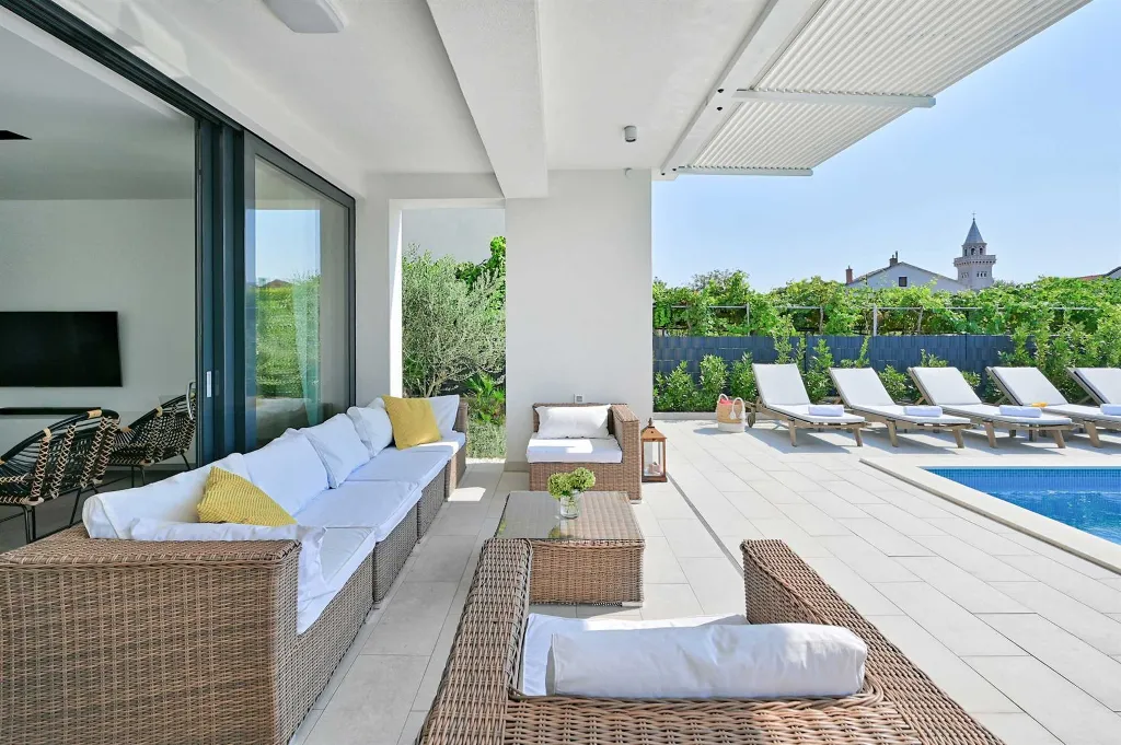 Spacious Seaside Villa with Pool in Kaštel Štafilić