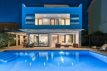 Spacious Seaside Villa with Pool in Kaštel Štafilić