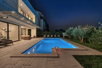 Spacious Seaside Villa with Pool in Kaštel Štafilić