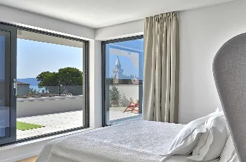 Spacious Seaside Villa with Pool in Kaštel Štafilić