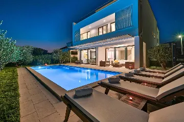 Spacious Seaside Villa with Pool in Kaštel Štafilić