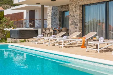 Modern Seaside Villa with Pool in Primošten