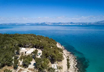 Seaside Retreat Villa with Pool in Sutivan