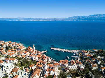 Seaside Retreat Villa with Pool in Sutivan