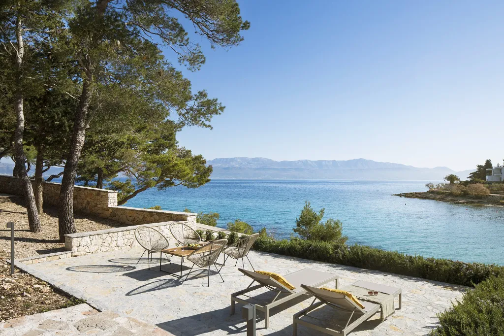Seaside Retreat Villa with Pool in Sutivan