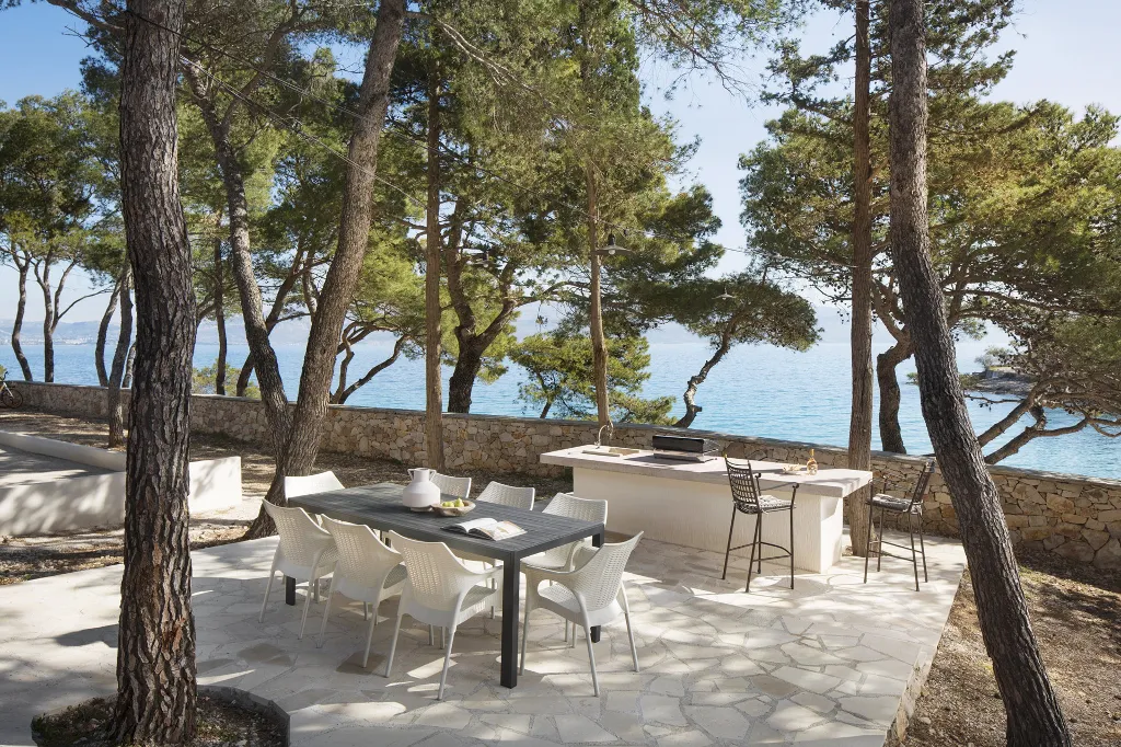 Seaside Retreat Villa with Pool in Sutivan