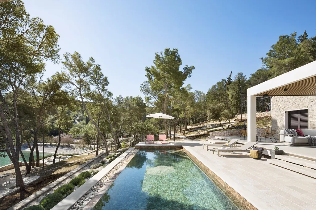 Seaside Retreat Villa with Pool in Sutivan