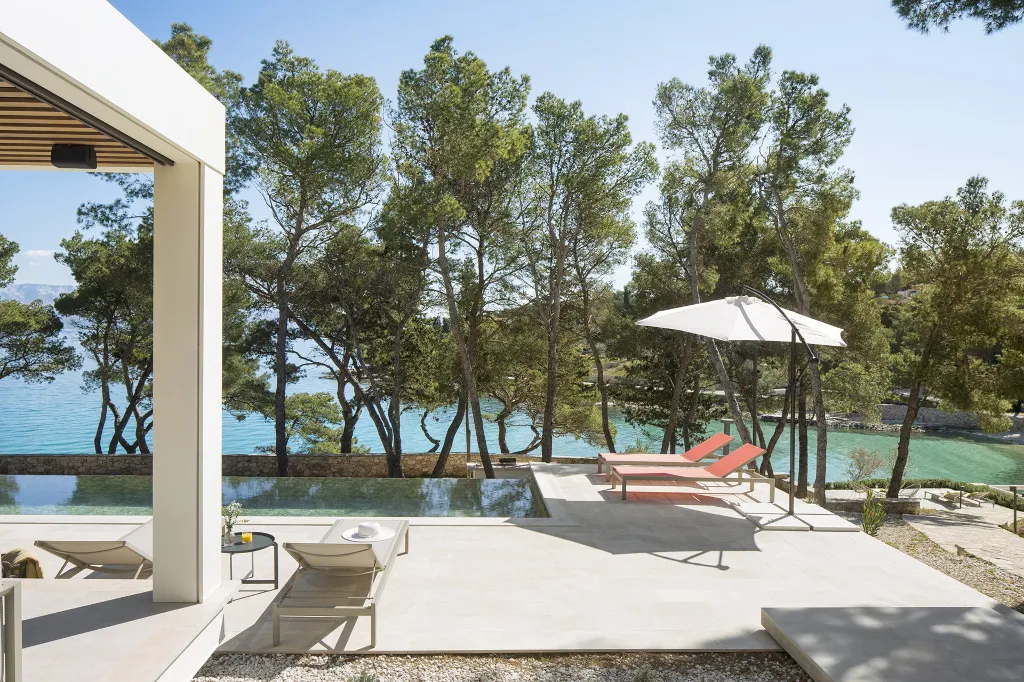 Seaside Retreat Villa with Pool in Sutivan