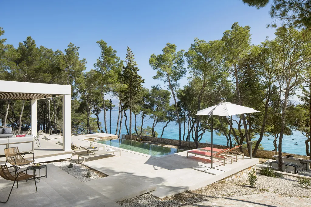 Seaside Retreat Villa with Pool in Sutivan