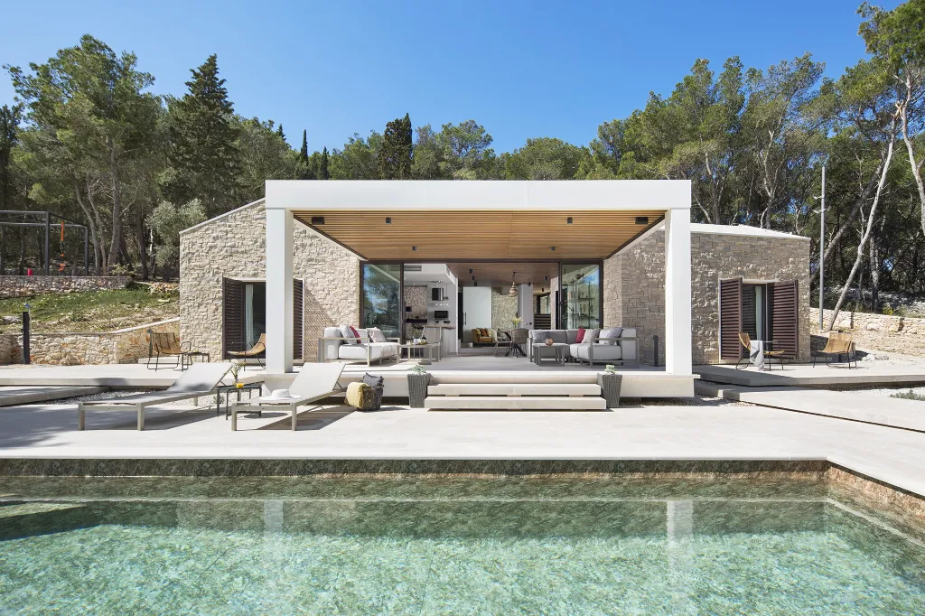 Seaside Retreat Villa with Pool in Sutivan