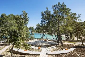 Seaside Retreat Villa with Pool in Sutivan