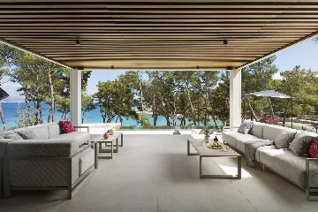 Seaside Retreat Villa with Pool in Sutivan