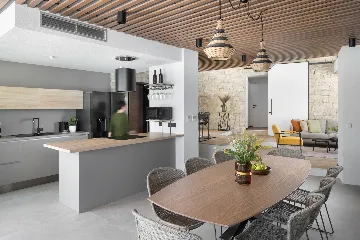 Seaside Retreat Villa with Pool in Sutivan