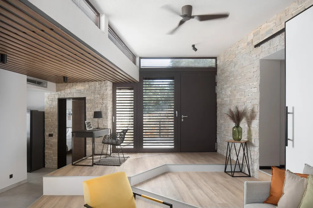 Seaside Retreat Villa with Pool in Sutivan