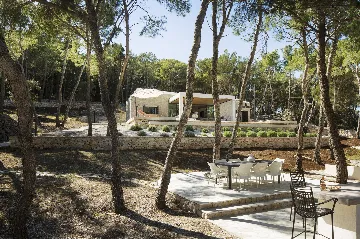 Seaside Retreat Villa with Pool in Sutivan