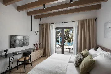 Seaside Retreat Villa with Pool in Sutivan