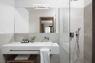 Seaside Retreat Villa with Pool in Sutivan