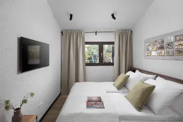 Seaside Retreat Villa with Pool in Sutivan