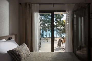 Seaside Retreat Villa with Pool in Sutivan