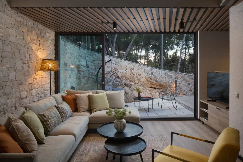 Seaside Retreat Villa with Pool in Sutivan