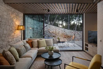 Seaside Retreat Villa with Pool in Sutivan