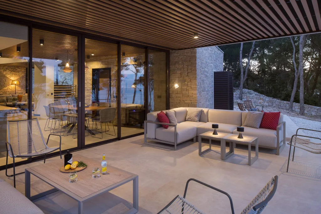 Seaside Retreat Villa with Pool in Sutivan