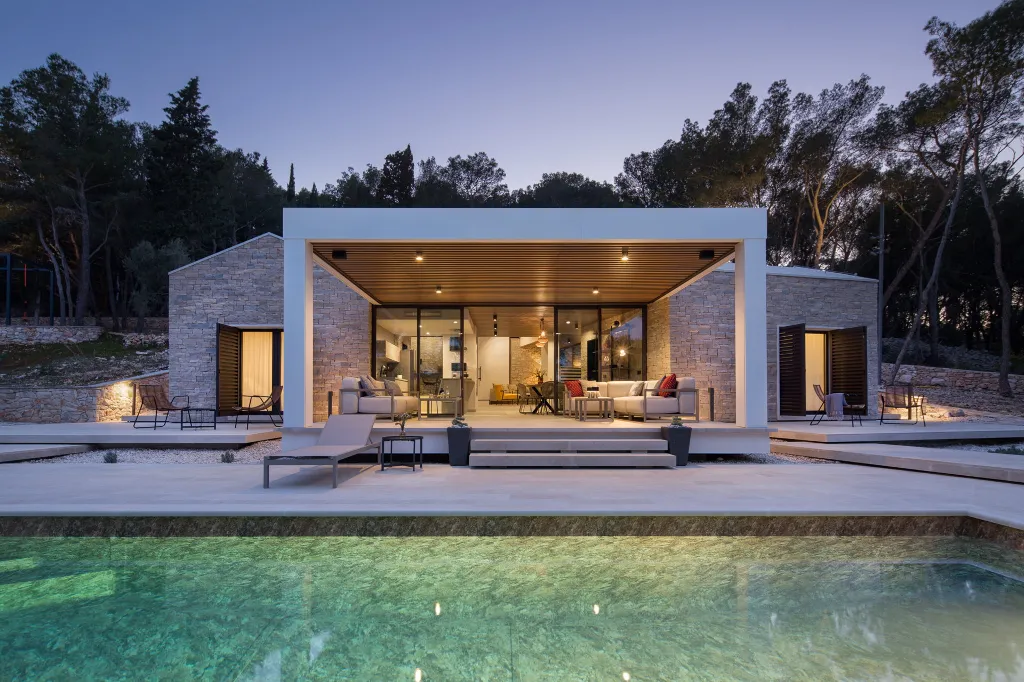 Seaside Retreat Villa with Pool in Sutivan