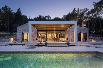 Seaside Retreat Villa with Pool in Sutivan