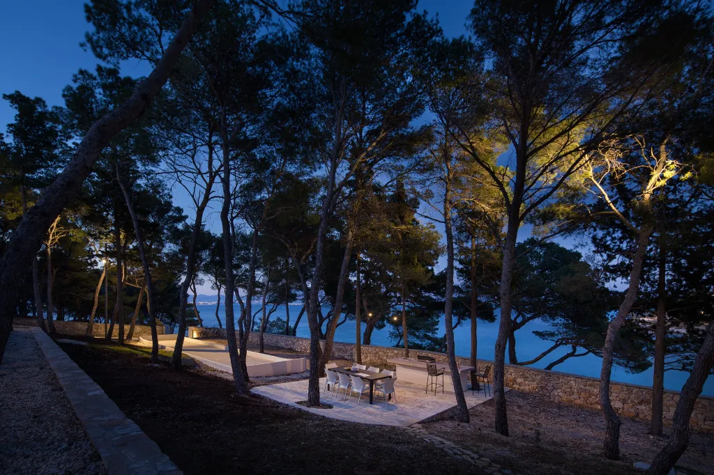 Seaside Retreat Villa with Pool in Sutivan