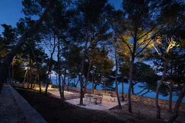 Seaside Retreat Villa with Pool in Sutivan