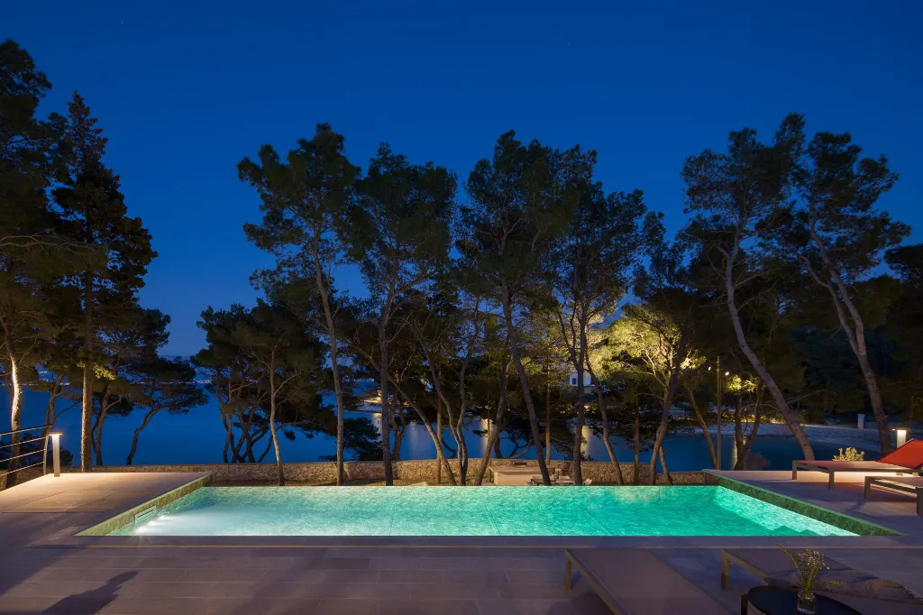 Seaside Retreat Villa with Pool in Sutivan