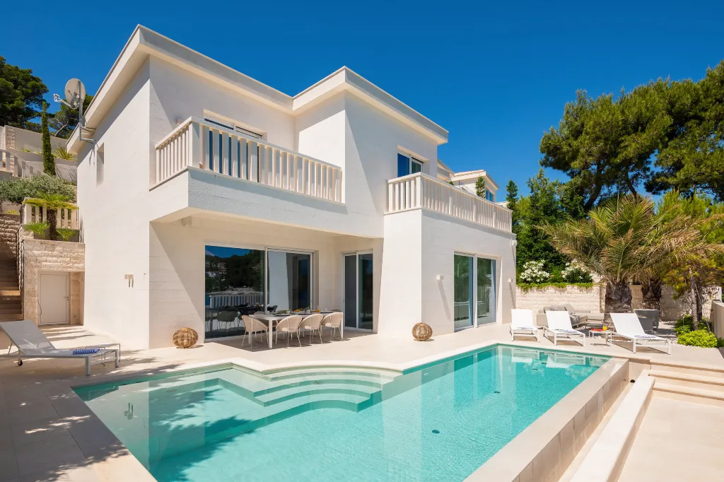 Coastal Villa with Private Pool in Selca