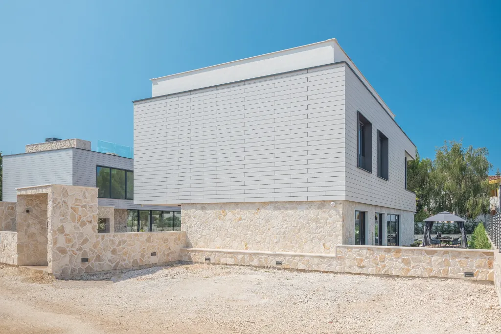 Modern 5-Bedroom Villa with Pool in Funtana