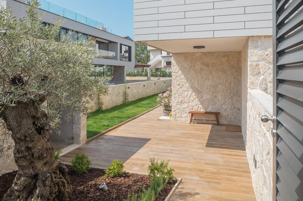 Modern 5-Bedroom Villa with Pool in Funtana