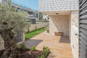 Modern 5-Bedroom Villa with Pool in Funtana