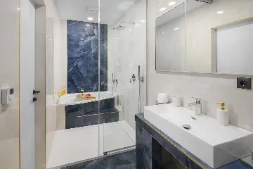 Modern 5-Bedroom Villa with Pool in Funtana