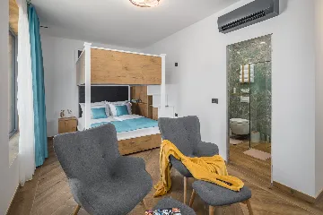 Modern 5-Bedroom Villa with Pool in Funtana