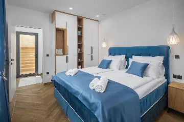 Modern 5-Bedroom Villa with Pool in Funtana