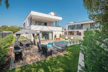 Modern 5-Bedroom Villa with Pool in Funtana
