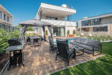 Modern 5-Bedroom Villa with Pool in Funtana