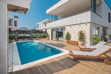 Modern 5-Bedroom Villa with Pool in Funtana