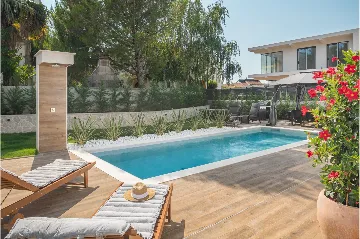 Modern 5-Bedroom Villa with Pool in Funtana