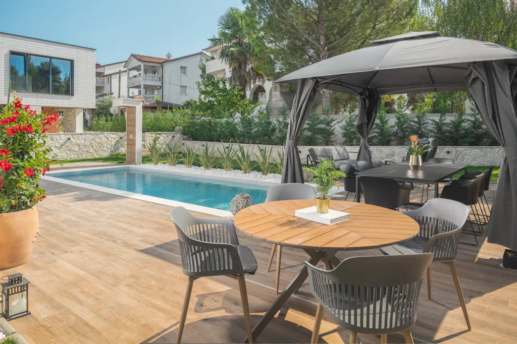 Modern 5-Bedroom Villa with Pool in Funtana