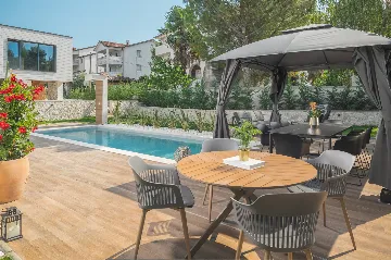 Modern 5-Bedroom Villa with Pool in Funtana