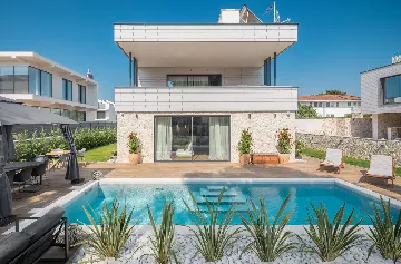 Modern 5-Bedroom Villa with Pool in Funtana