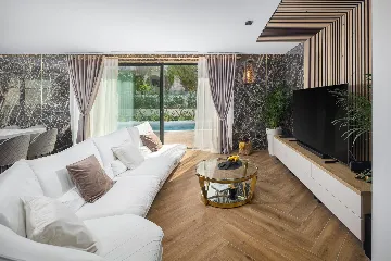 Modern 5-Bedroom Villa with Pool in Funtana