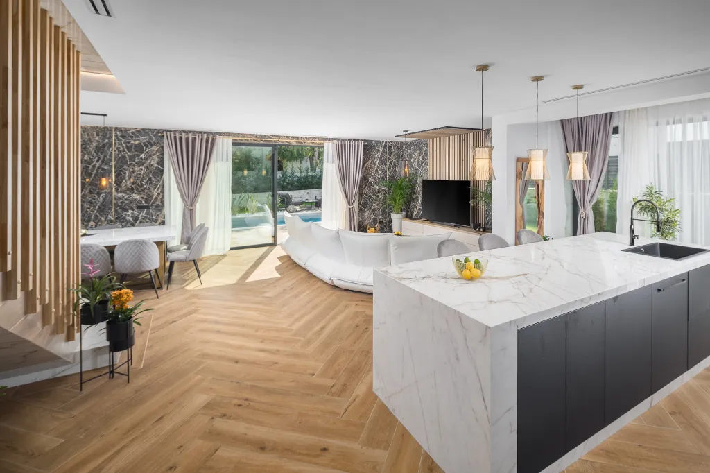 Modern 5-Bedroom Villa with Pool in Funtana