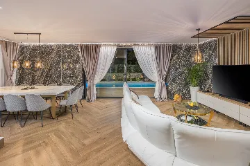 Modern 5-Bedroom Villa with Pool in Funtana