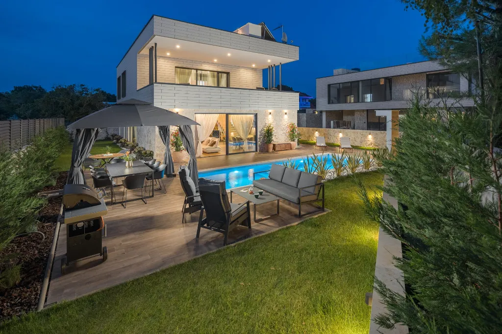 Modern 5-Bedroom Villa with Pool in Funtana