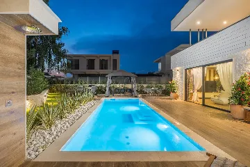 Modern 5-Bedroom Villa with Pool in Funtana